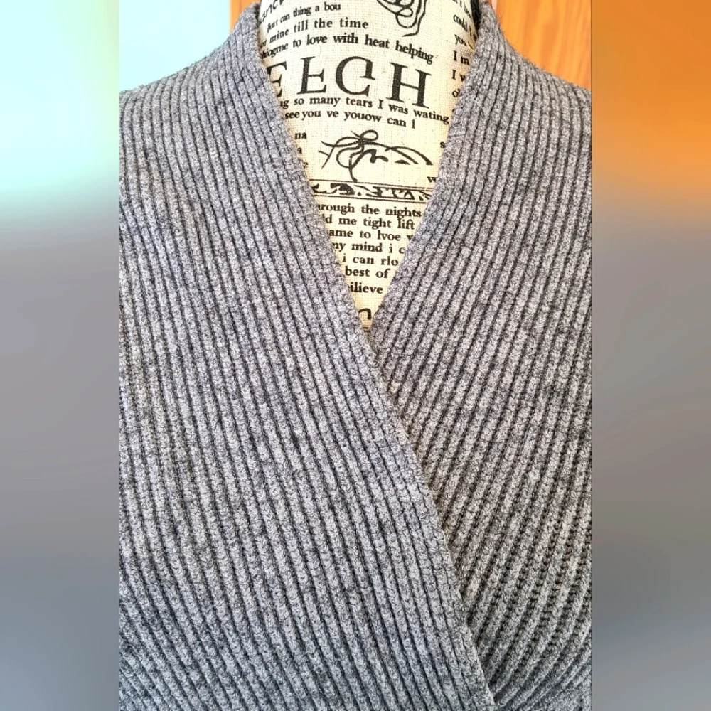 NWT! Gray Ribbed Sweater Size M - Picture 5 of 6